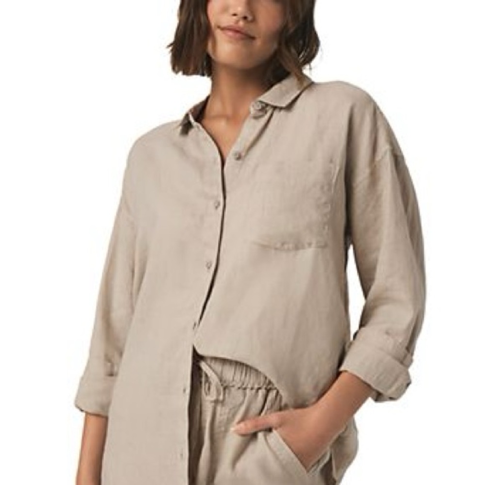 LIKE NEW Bloomingdale's Tan Long Sleeve and Shorts Set Size Small